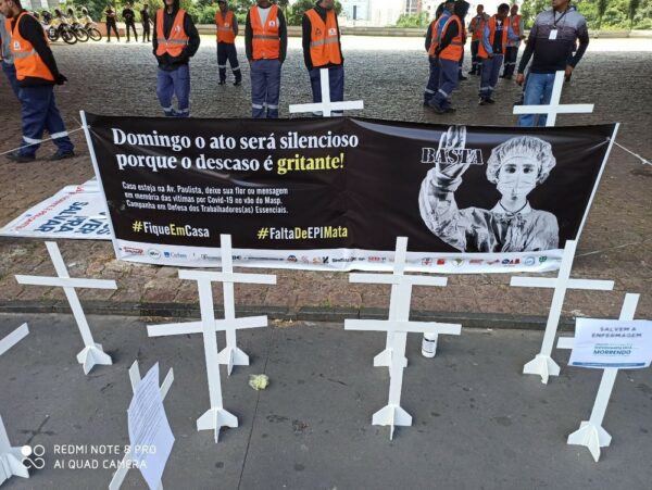 Ato contra falta de EPIs tem cruzes com nomes de vítimas no Masp